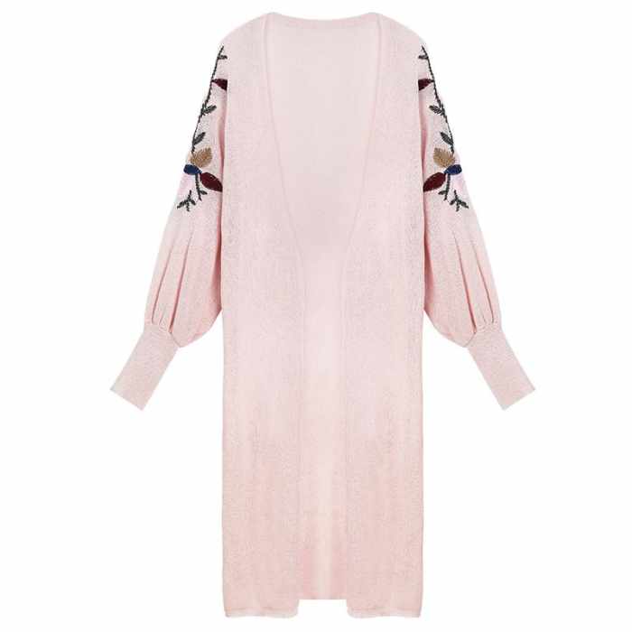 服饰的华彩诗篇 色彩、刺绣与皮革的交织之美